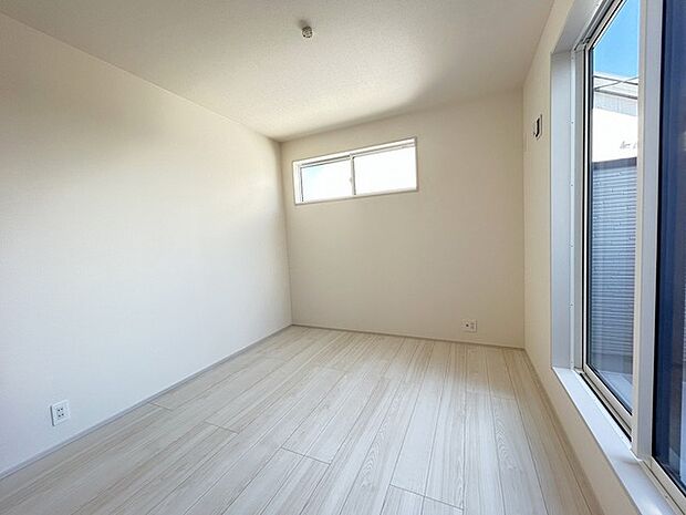 広々バルコニーから、たっぷり太陽の恵みが得られます。