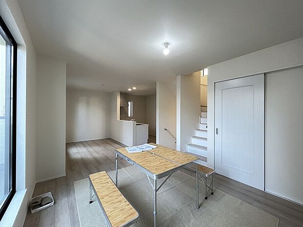 リビングは家具の配置も思いのまま。自由度が高い設計です。 