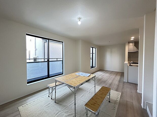 南側に大きな窓を配置、明るいリビングが出来ました。 