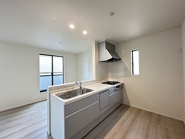 リビングで遊ぶお子様を見守りながらお料理ができる、対面キッチン。 