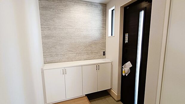 誰も住んだことのない家の玄関スペース。あたらしい木のにおいを感じていただけると思います。 