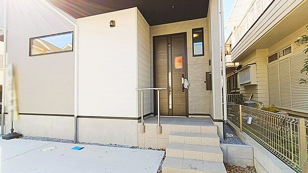 この扉を開けると、新築の木の匂いが待ってます。 