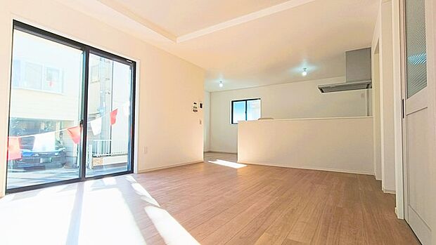 南側に大きな窓を配置、明るいリビングが出来ました。 