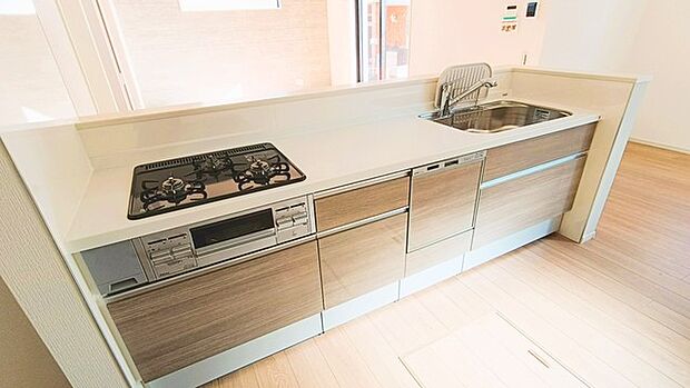 料理をしながらでも、ご家族との会話を楽しめる対面キッチン。