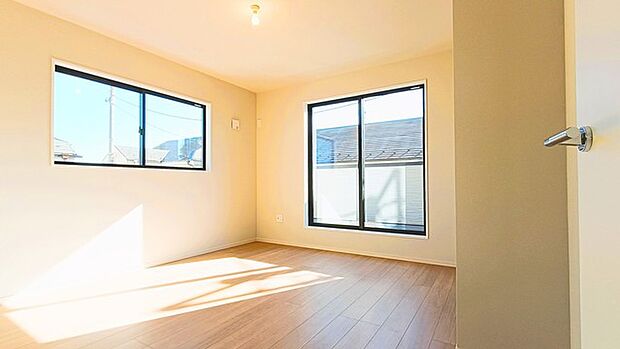 大きめのベッドを置いても、まだゆとりが持てる大きさ。9帖の主寝室。 