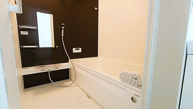 広々1坪タイプのゆったり浴室ユニット。防カビ・抗菌素材なのもうれしい。 