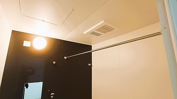 空気もこもらず、いつもクリーンな浴室乾燥機付。  