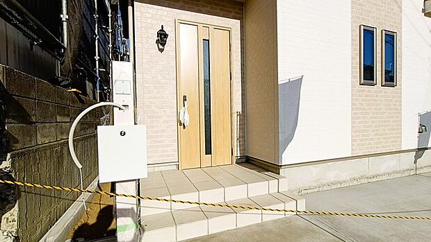 ポーチのついた新築分譲物件。玄関の印象はいかがでしょうか?入口からご覧ください。