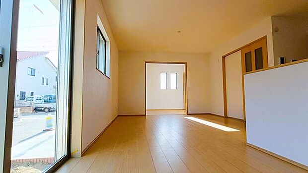 開放的なこの空間がお客様をお出迎えします。ＬＤＫは16帖。 