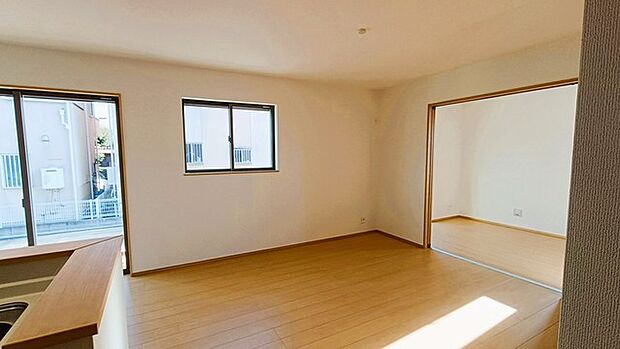 LDK+隣接洋室、開放すれば広々空間に。おもてなしスペースにもどうぞ。