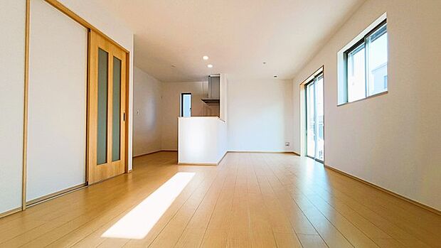 日当たりのいいリビングは心地よく、落ち着いて暮らせます。