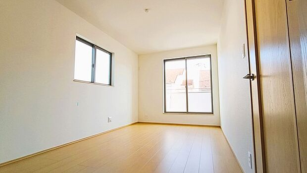 バルコニーからはたっぷりと太陽の光が舞い込みます。