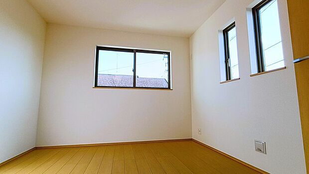 子供部屋には丁度良い洋室。太陽の恵みを感じる、温もりと明るさにあふれたお部屋。