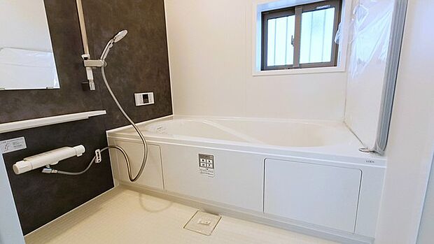 広々1坪タイプのゆったり浴室ユニット。防カビ・抗菌素材なのもうれしい。