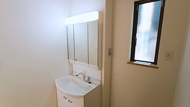 三面鏡を採用した洗面化粧台。鏡の裏にも収納スペースがあります。