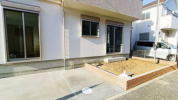 小さなお庭はメンテナンスが楽でちょうど良いかも知れませんね。