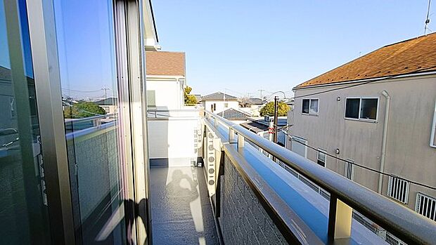 南側に面したワイドな幅のバルコニー、カラッと洗濯物が乾きそう。