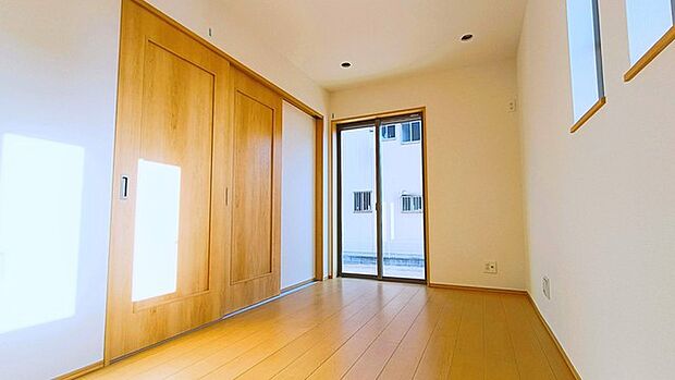 たっぷりの陽光と、心地よい風が舞い込みます。 