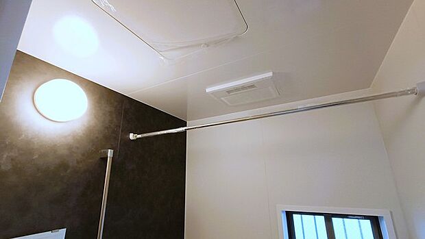 雨の日のお洗濯にも大活躍な、浴室乾燥機付き。