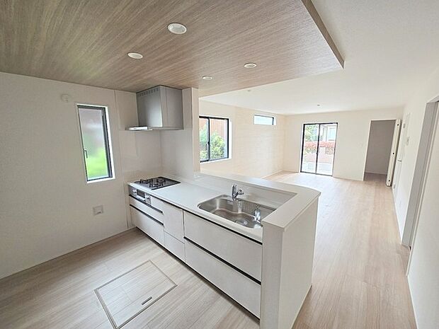 対面キッチンがご家族の温かい時間を演出。