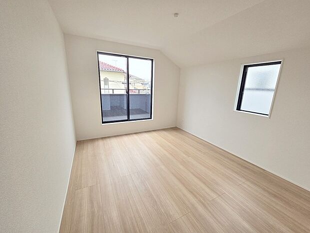 バルコニーからはたっぷりと太陽の光が舞い込みます。