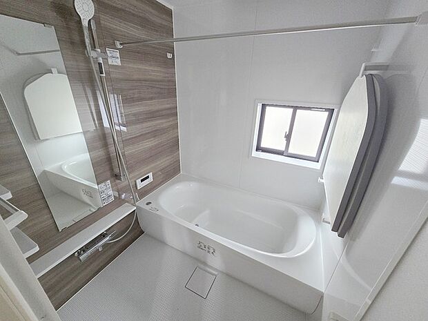 広々1坪タイプのゆったり浴室ユニット。防カビ・抗菌素材なのもうれしい。