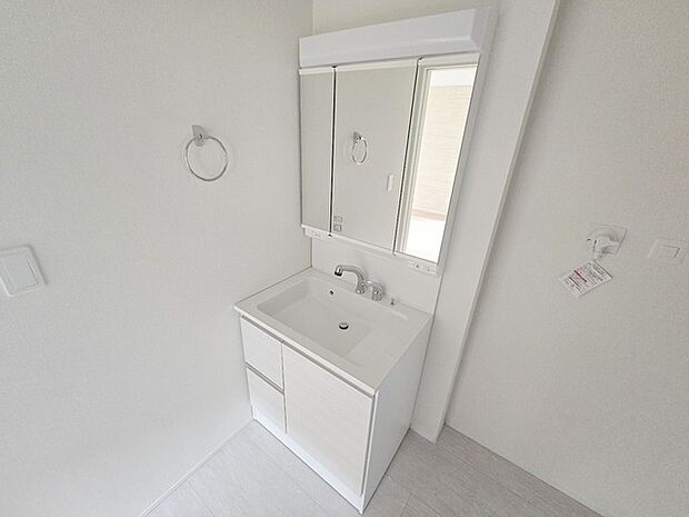 たっぷりの収納を設けたシャワー付洗面台で快適な暮らし。