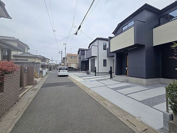 幅員の狭い道ですが、車通りの少ない住宅街に立地してます。