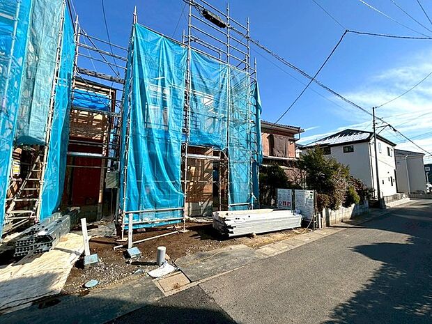 幅員の狭い道ですが、車通りの少ない住宅街に立地してます。