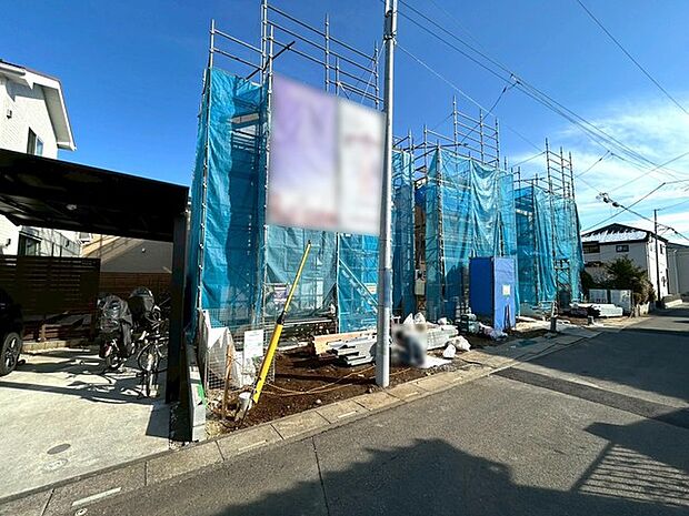 幅員の狭い道ですが、車通りの少ない住宅街に立地してます。 