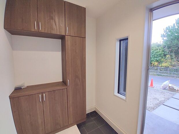 シンプルなデザインの玄関収納。