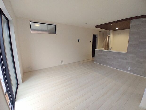 大画面TVの配置も可能なワイドリビングは約17.7帖。