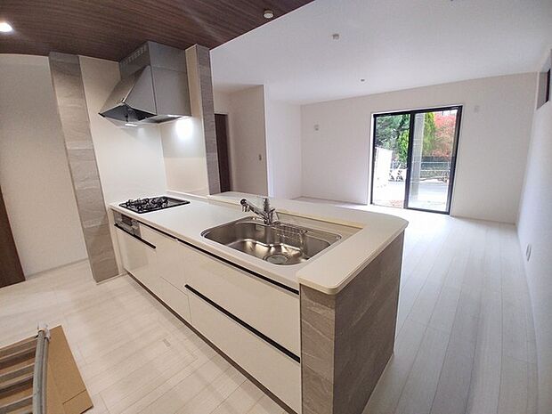 カウンターからはリビングが広く見渡せ、ご家族とのコミュニケーションも弾みます。