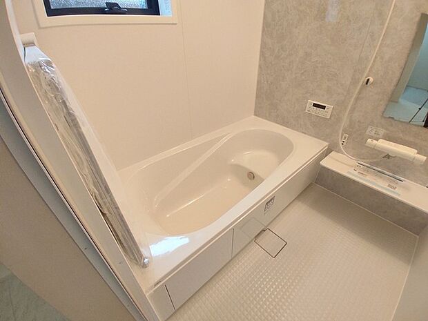 広々1坪タイプのゆったり浴室ユニットは半身浴もゆっくり楽しめるベンチバス仕様。防カビ・抗菌素材なのもうれしい。