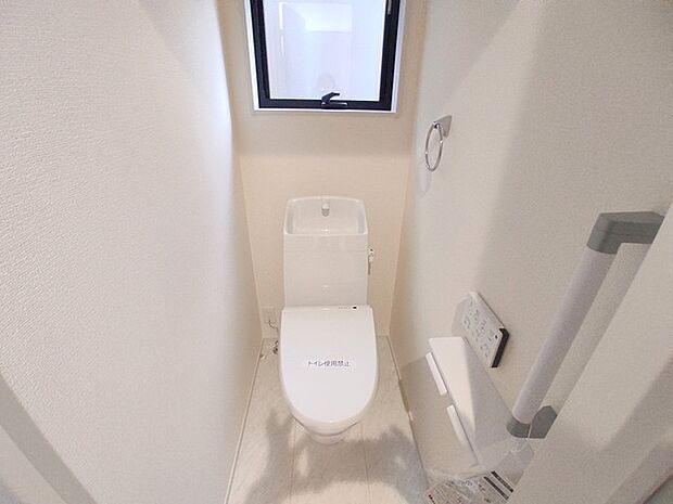 ウォシュレット機能付き。憩いの場としてひそかに注目度の高いお手洗いにもご注目ください。