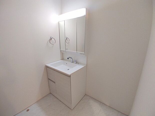 三面鏡を採用した洗面化粧台。鏡の裏にも収納スペースがあります。