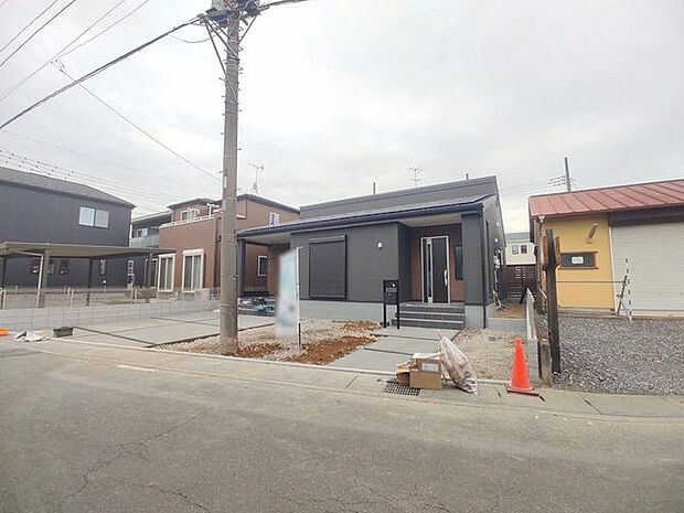 駐車が苦手な方にも嬉しい、前面約6m道路に面した住まい。