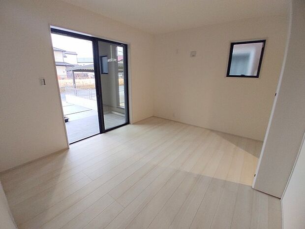 南向きの大きな窓から、たっぷりの陽射しが射し込みますね。