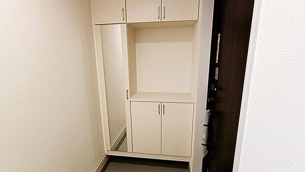 玄関をスッキリ整理。いつも気持ち良く使える玄関収納ボックス付き。 