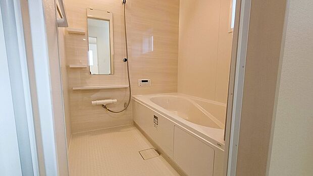 広々1坪タイプのゆったり浴室ユニット。防カビ・抗菌素材なのもうれしい。 