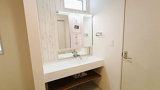 三面鏡を採用した洗面化粧台。鏡の裏にも収納スペースがあります。 