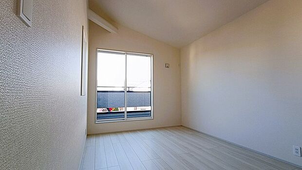 たっぷりの陽光と、心地よい風が舞い込みます。