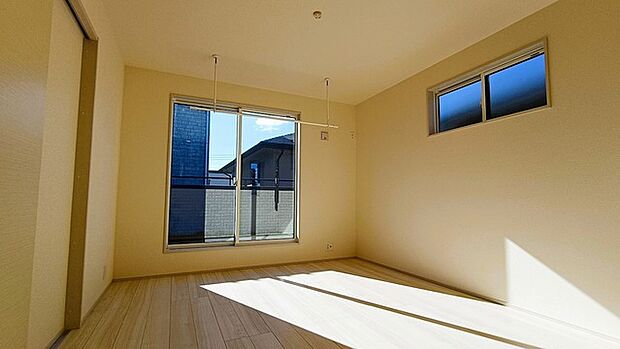 新築の木の匂いのする室内。写真では伝わらないので、ぜひ現地でお確かめください。