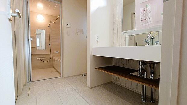 お風呂に入る前、心も体もふっと一息つける「静けさの入り口」。 