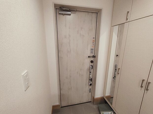 誰も住んだことのない家の玄関スペース。あたらしい木のにおいを感じていただけると思います。 