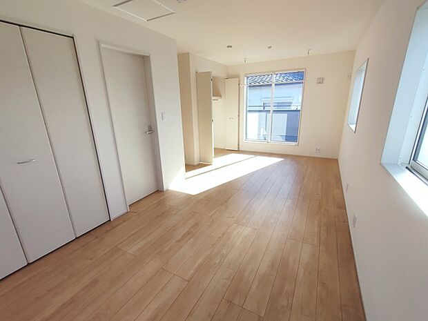 将来は間仕切りで。洋間二部屋分に対応可能な洋室。 