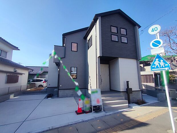 角地につき、開放感に恵まれる住居がここに。 