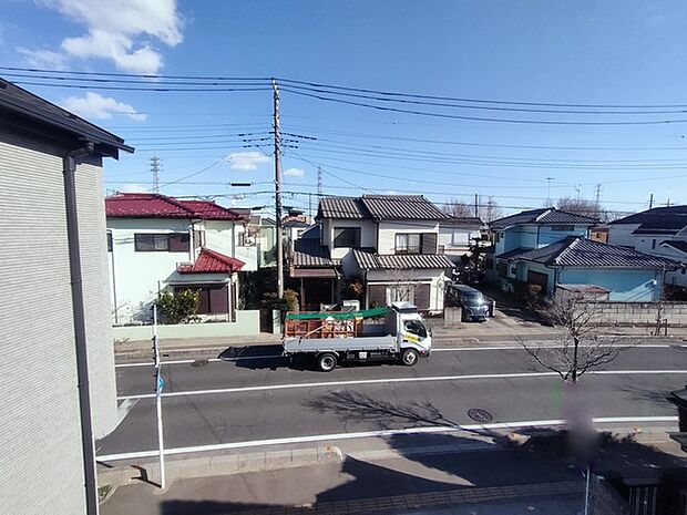 住宅街の中の一戸建て、あたりはほとんど住宅です。 