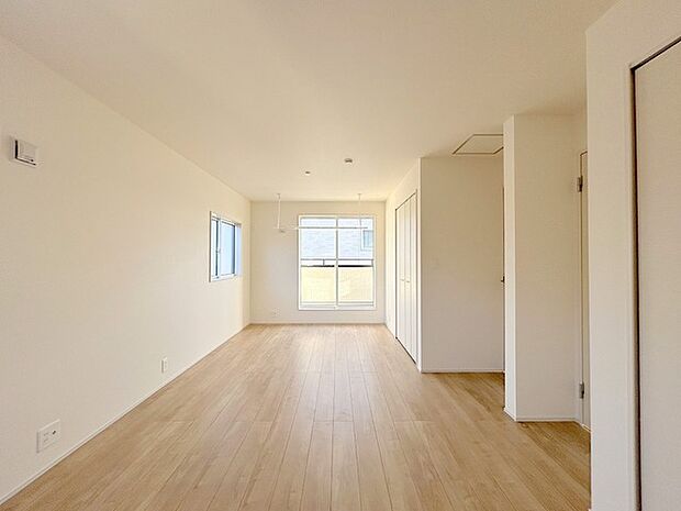 将来は間仕切りで。洋間二部屋分に対応可能な洋室。 