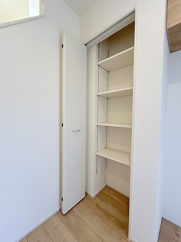さっと物がしまえる共用部分の収納、新生活で大活躍するでしょう。  